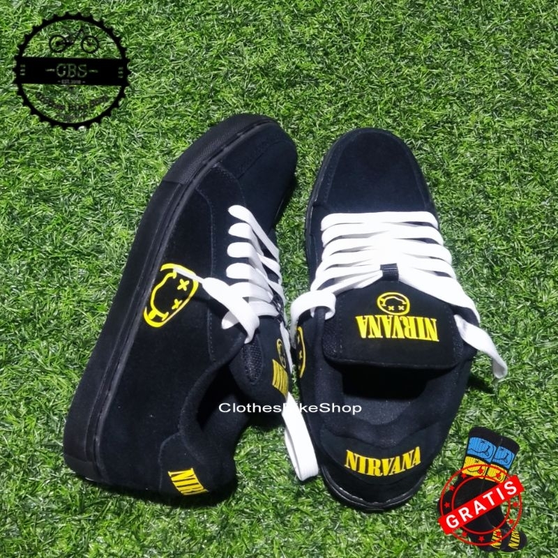 Sneakers Kulit Sepatu Model Gemuk Not Vans