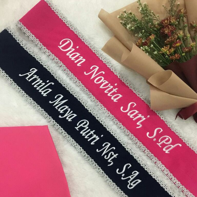 KODE P92I Slempang Wisuda Bludru Renda Custom Selempang Bordir Pria Wanita Sash