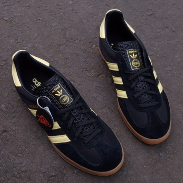 Adidas originals Gazelle Indoor ~ Black yellow Gum