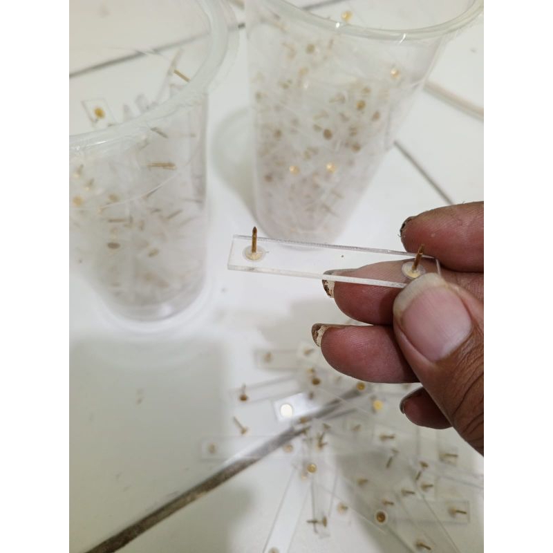 

dudukan paku tusuk untuk name tag,dudukan paku nama dada