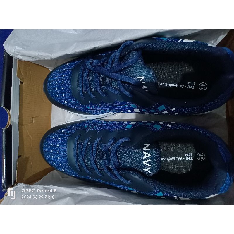 sepatu olahraga TNI AL