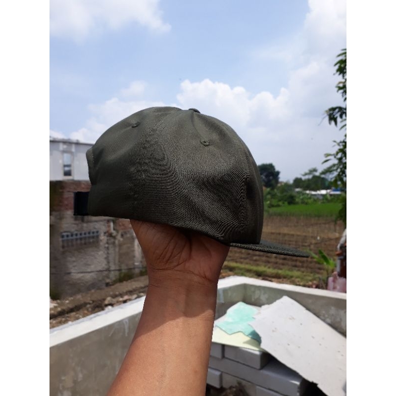 Topi lidah pendek ada jaring taslan ada  mal 6 ada  bisa satuan bisa kodian harga beda kodian sama s