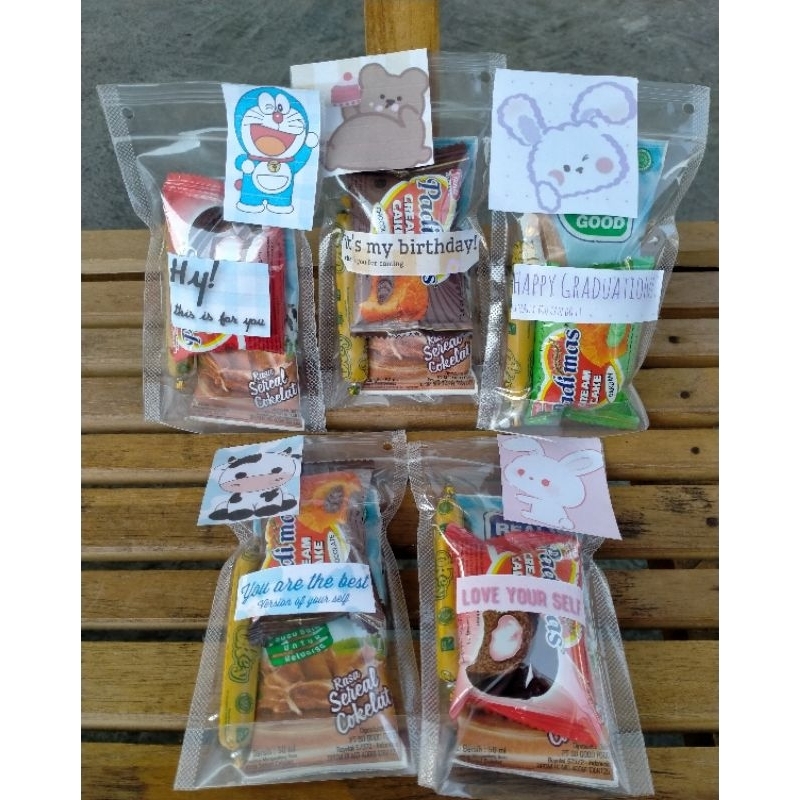 

Mini gift Snack dengan susu/mini gift lucu/Snack wisuda/Snack ultah