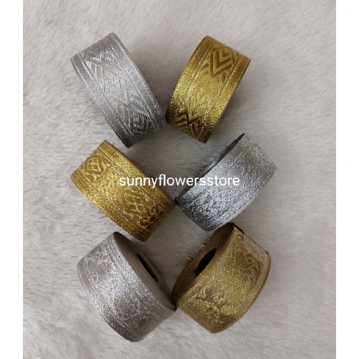 

Kilat PITA GAMIS MOTIF GOLD SILVER LEBAR 4 CM PERGULUNG