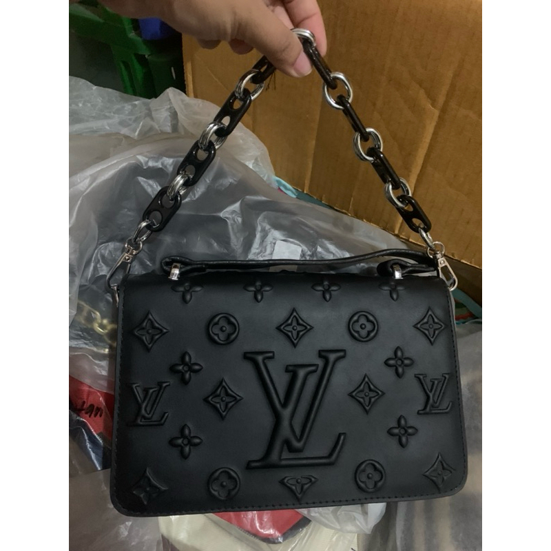 Tas fashion slempang lv embos hitam