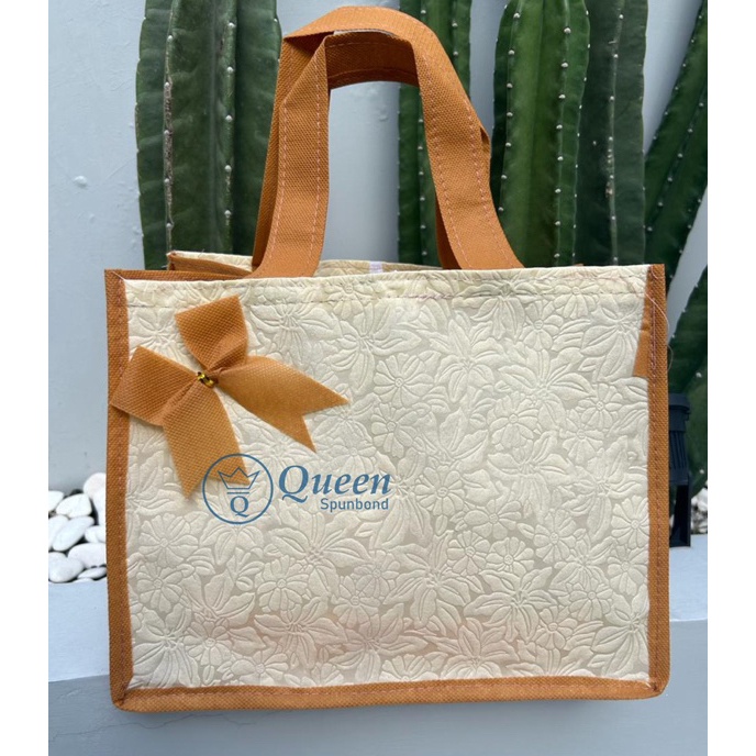 

KF7 TAS HAJATAN EMBOS TEXTURE TIMBUL KOMBINASI 27x17x22 PxLxT MUAT UNTUK MIKA BENTO BOX NASI 18x18