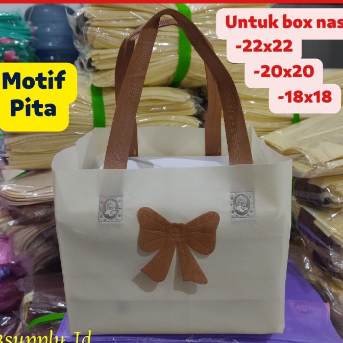 

FG2 Tas hajatan box nasi 22x22 2x2 dengan motif pita tas kotak nasi 22x22 2x2 tas kotak nasi motif pita tas syukuran tas aqiqahan tas haul