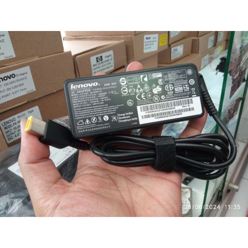 Charger Laptop Lenovo Ideapad 65Watt Colokan Kotak
