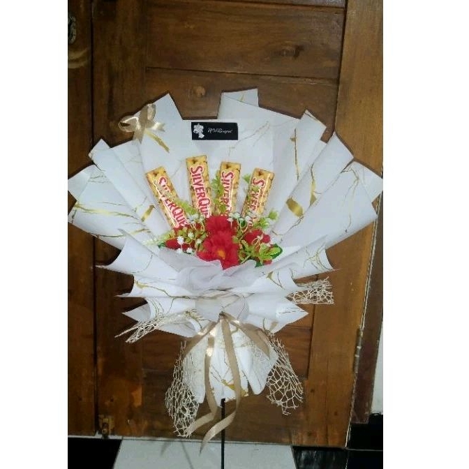 Buket Coklat Silverqueen dan Bunga