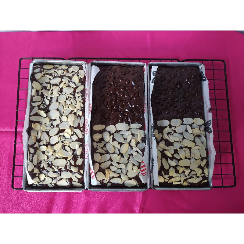 

Brownies Fudgy dengan Toping Almond/Chocochip/mesis/keju uk. 22x10x5cm