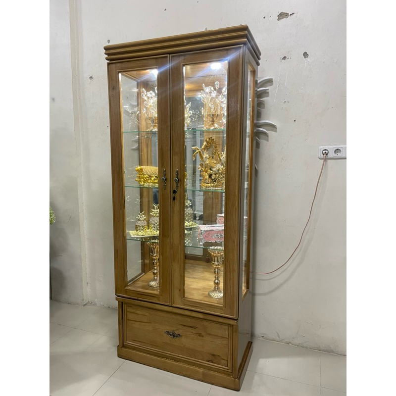 lemari kristal/pajangan