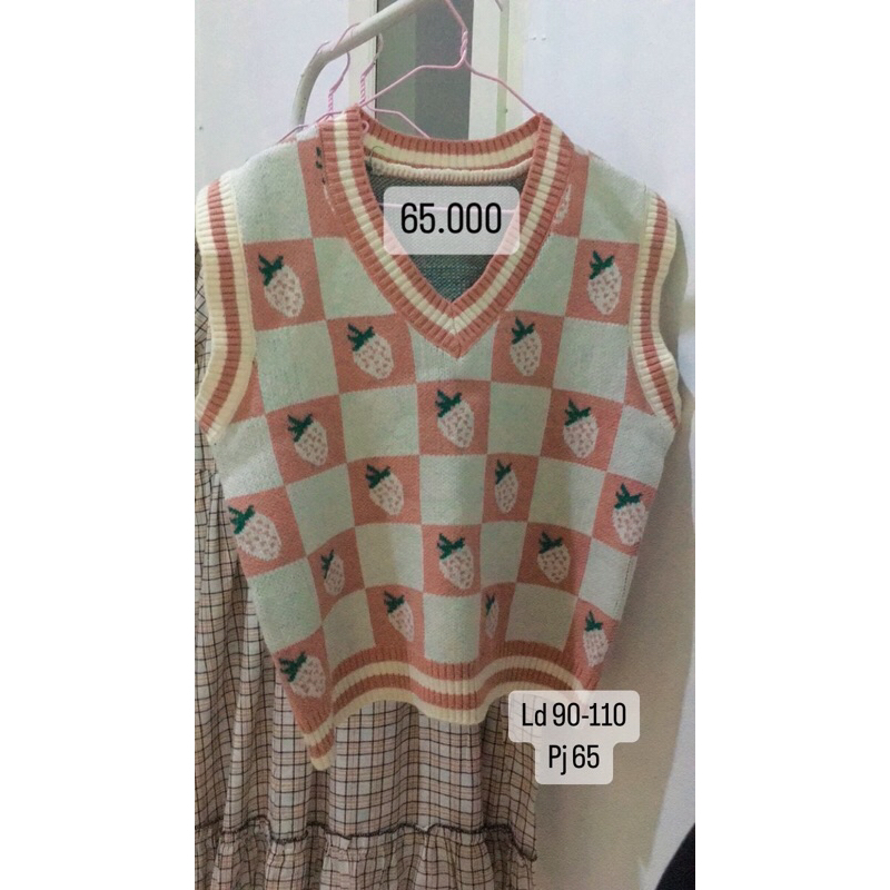 Vest Korea Motif Strawberry