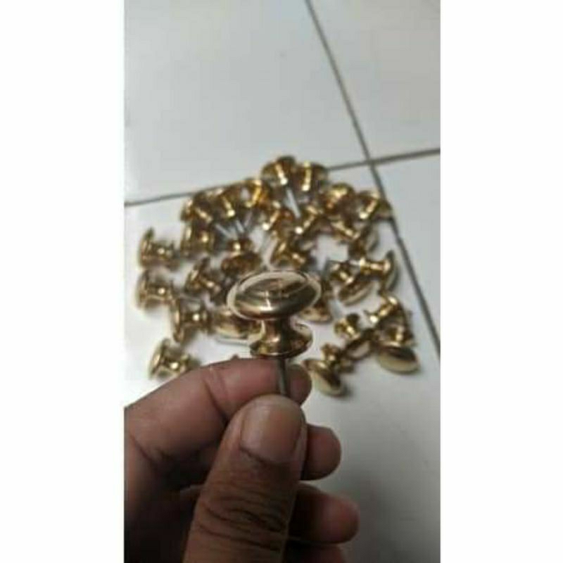 kaki kuningan tebok pleci