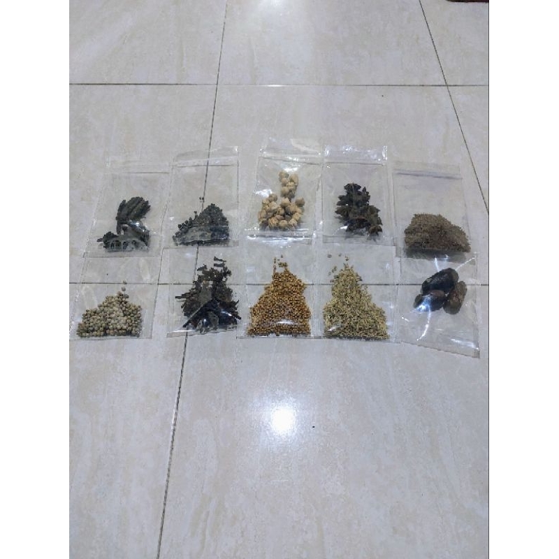 

aneka bumbu rempah kering, kayu manis, kapulaga, lada hitam, lada putih, ketumbar, cengkeh, jinten, adas, paket hemat