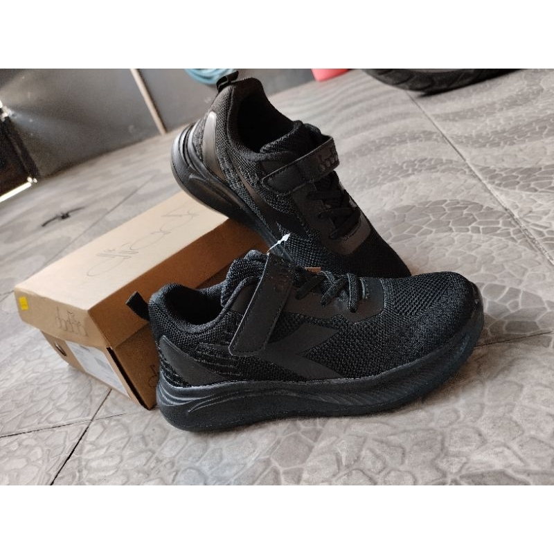 Sepatu sekolah anak Diadora Kazuya jr hitam polos size 34