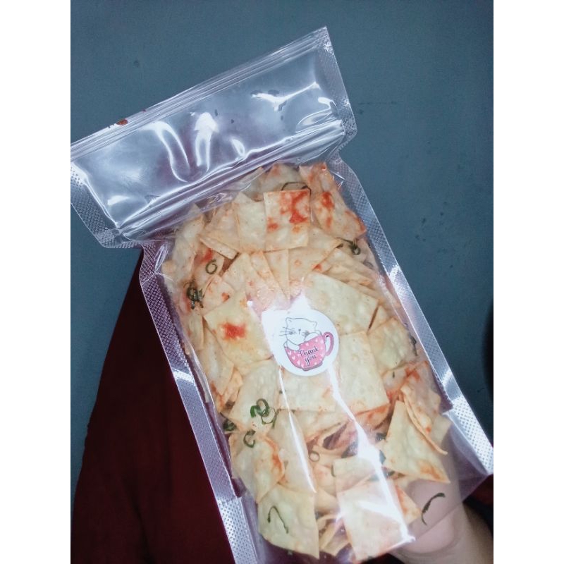 

cemilan Baybay kulit pangsit goreng ekstrak daun jeruk kemasan pouch netto 150 gram rasa balado dan pedas asin