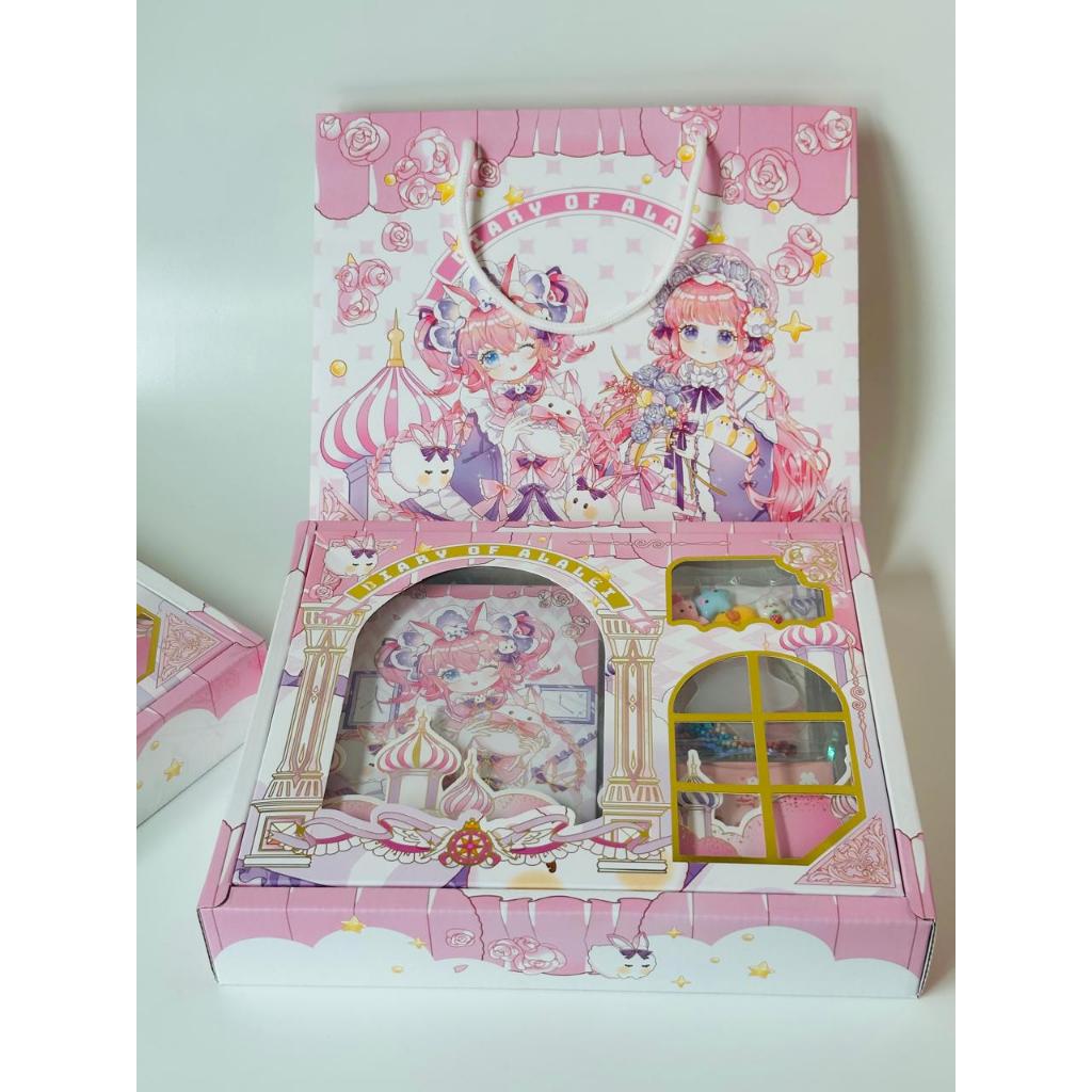 

Buku Agenda Paket Gift Box Set 4 in 1 Tema Diary Of Alalei Bonus Paperbag Lucu
