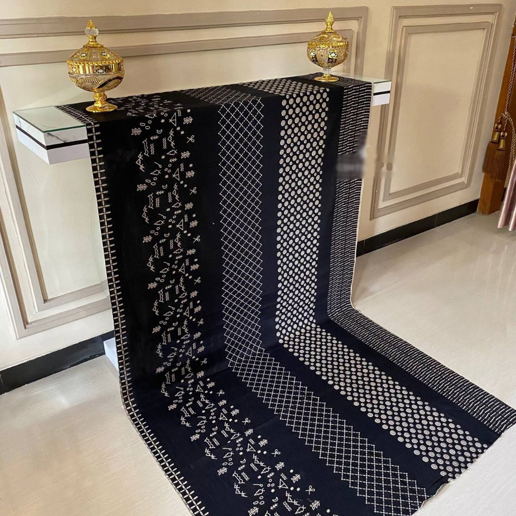 Kain batik printing pekalongan warna dasar hitam empat kreasi