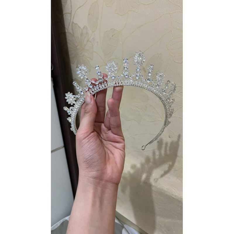 Mahkota Zircon Sampai Telinga