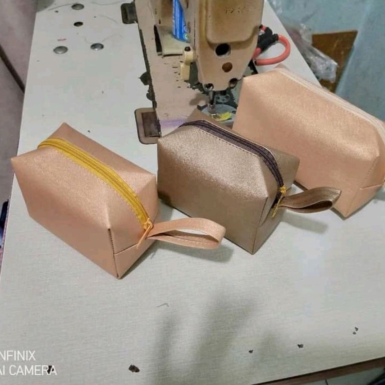 TERDAHSYAT SOUVENIR DOMPET KOSMETIK  DOMPET POUCH METALIC  DOMPET KUBUS  SOUVENIR PERNIKAHAN