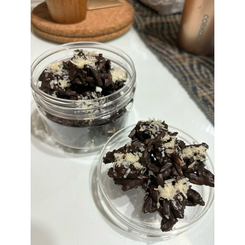 

Cemilan almond chocolate