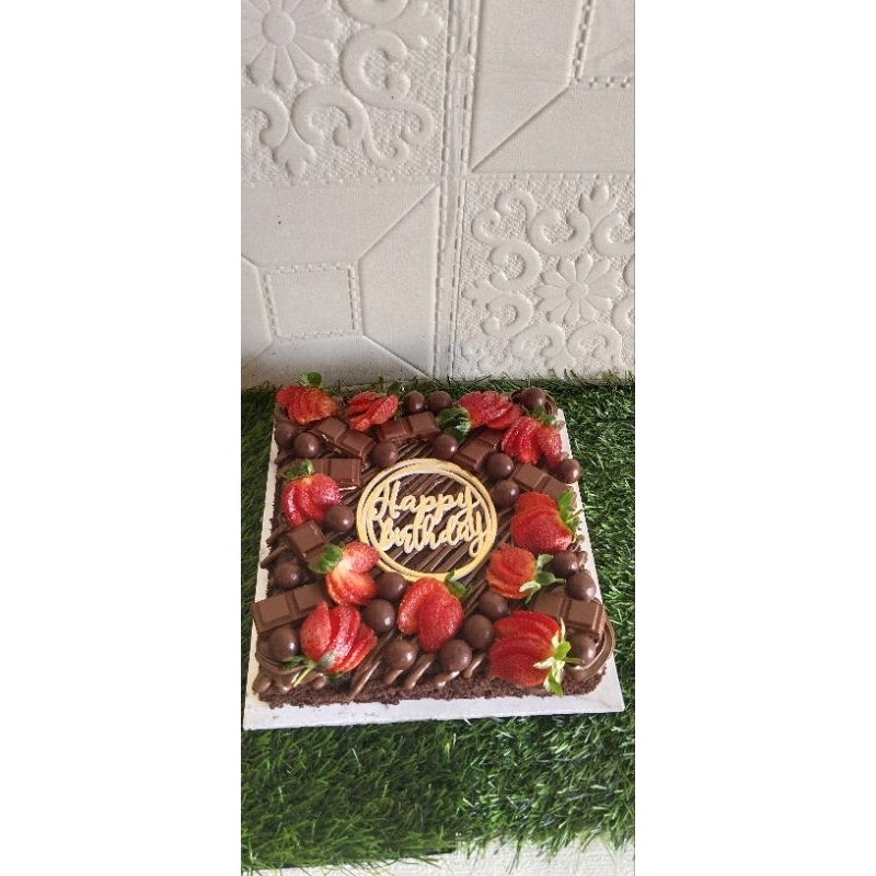 

cake Brownies ukuran 20x20, hiasan bola coklat, coklat batang dan strawberry