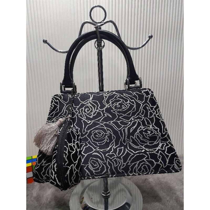 Tas jinjing hitam bunga