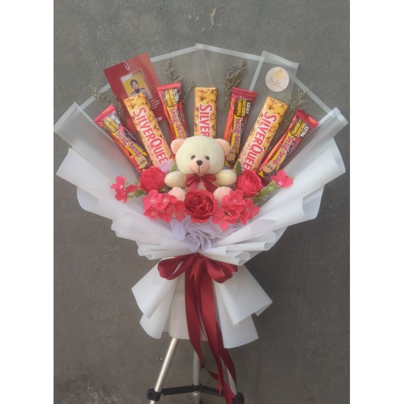 

SESUAI FOTO Buket Boneka Bunga Snack Cokelat Silverqueen Bengbeng Free Request Kartu Ucapan Plus Foto