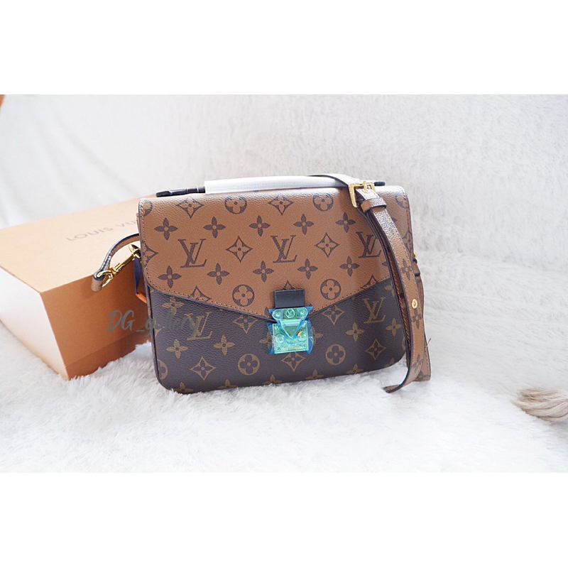 M44876 Pochette Métis monogram reverse