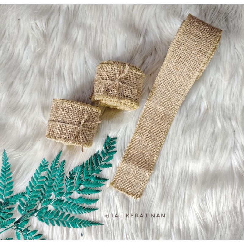 

PITA JUTE NATURAL 4.5CM 200CM PITA GONI SERAT ALAM PITA HAMPERS RIBBON JUTE