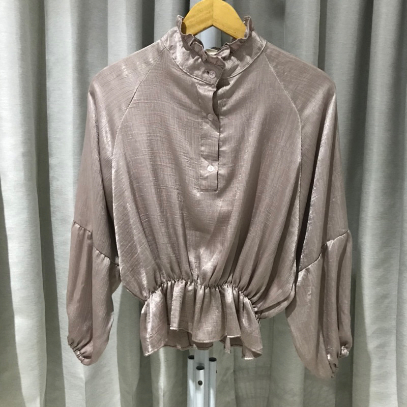 Preloved Bersama Semi / Alana Blouse Puffy Sleeve / Silky Blouse / Blouse Silk Crinkle