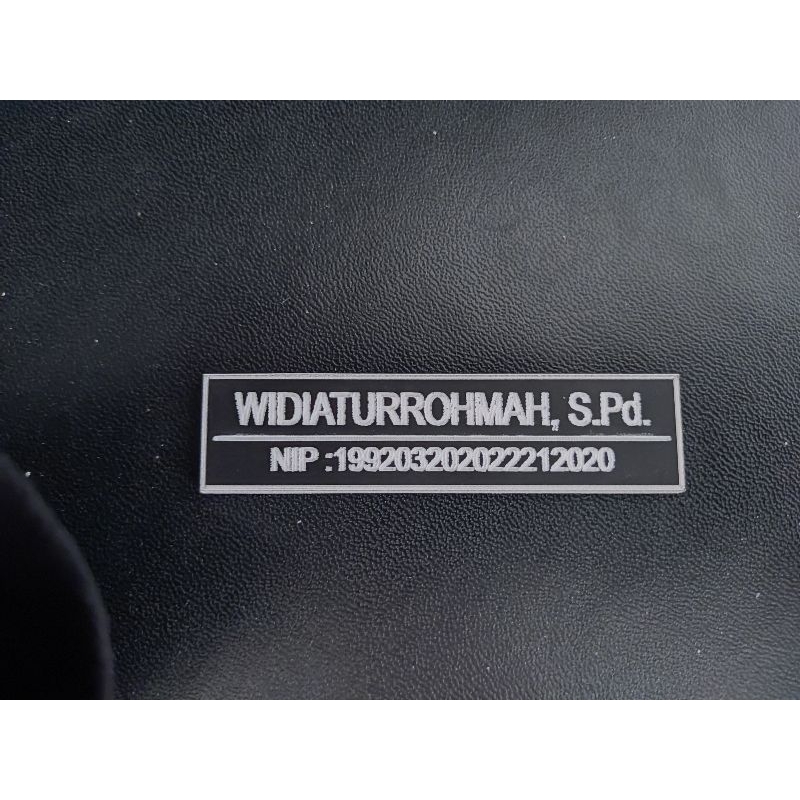 Nama Dada Name tag ukir list putih/ Nametag Ukir Custom/ Nama dada akrilik