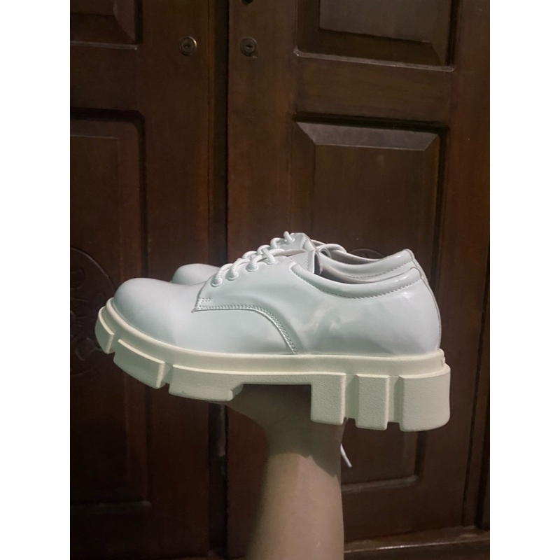 preloved kronikel harvey derby shoes white glossy loafers docmart pantofel sepatu konser