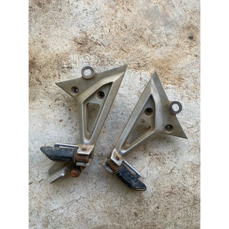 DUDUKAN FOOTSTEP STEP PIJAKAN KAKI BELAKANG REVO FIT FI REVO FIT INJEKSI SET STEP KARET