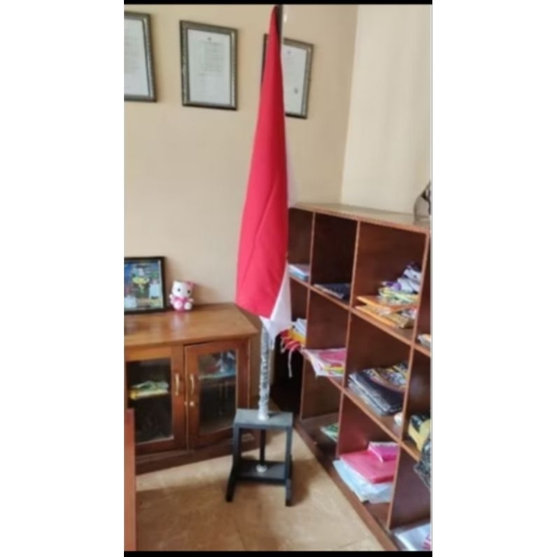 

paket lengkap tatakan bendera isi 1 lubang plus tiang dan bendera merah putih dan bendera negara custom