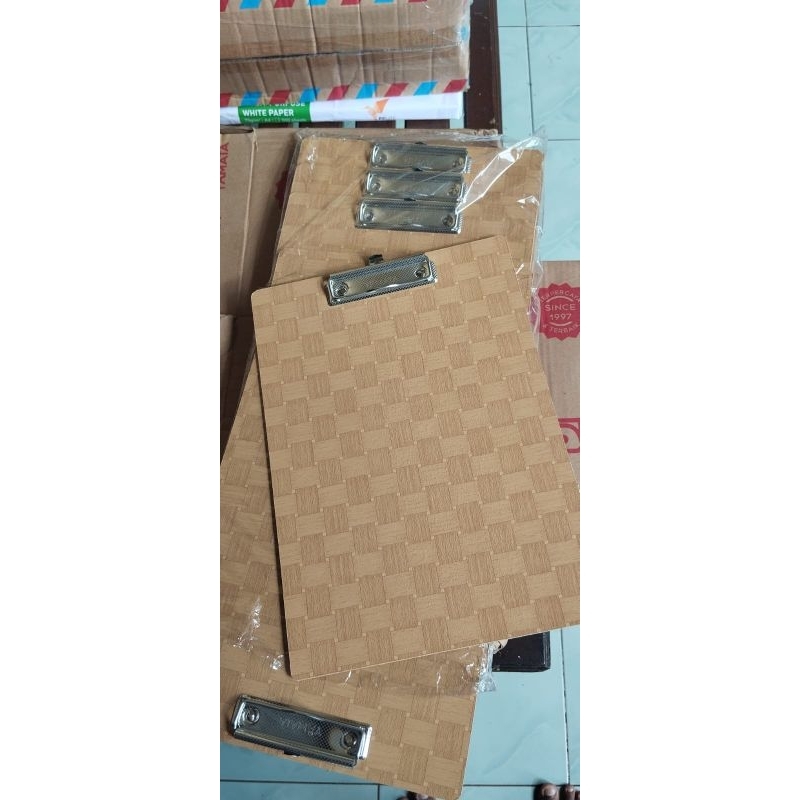

CLIPBOARD KAYU / ALAS TULIS/PAPAN DADA SIZE F4/FOLIO