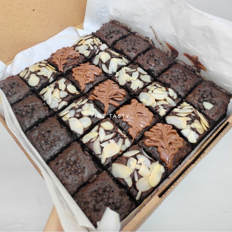 

Tiny Tasty - Fudgy Brownies Nutella Almond Choco Chips 20x20