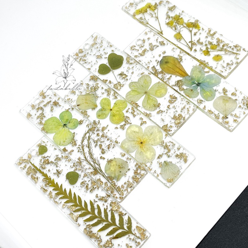 

Limit MINI RESIN BOOKMARK