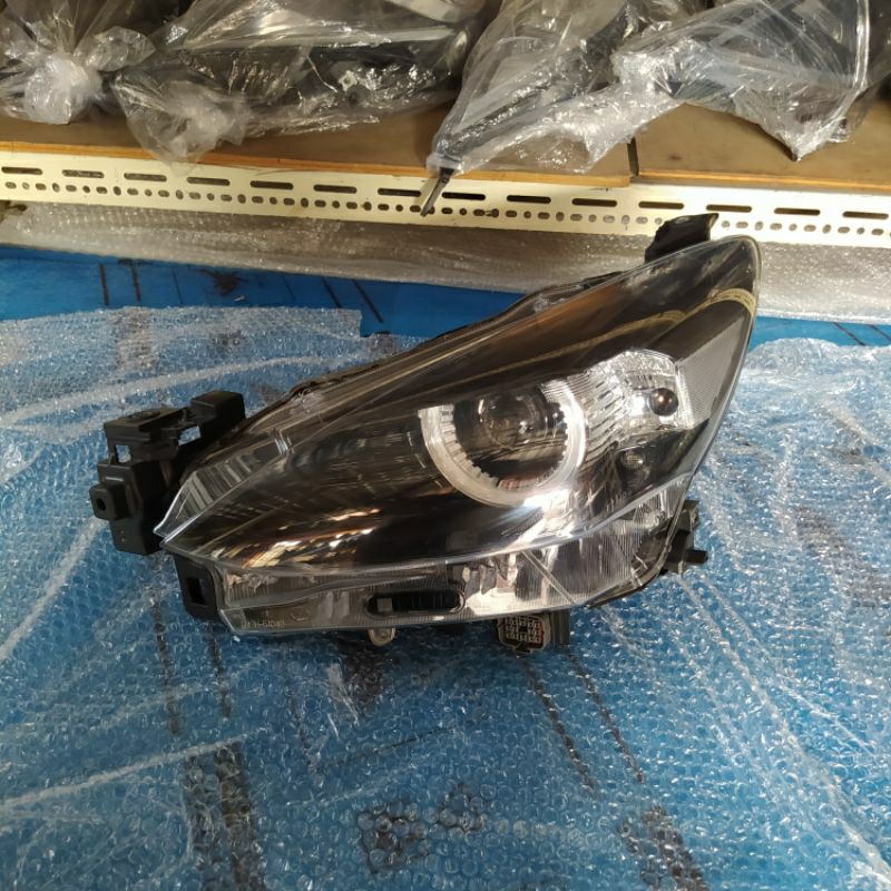 Headlamp Lampu depan Mazda 2 skyactive 2022 2023 original kiri