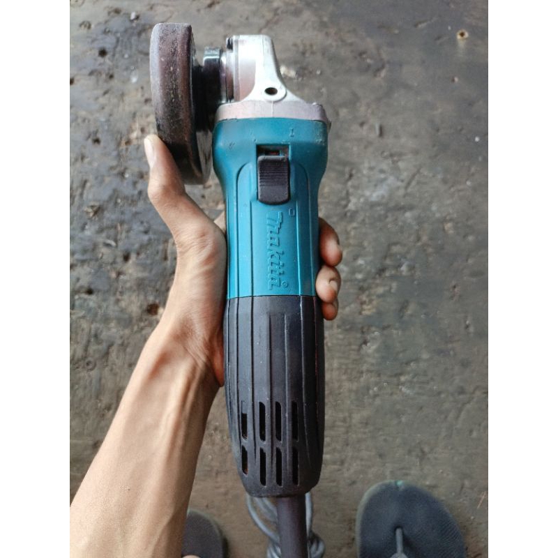 GERINDA MAKITA GA4030 BEKAS