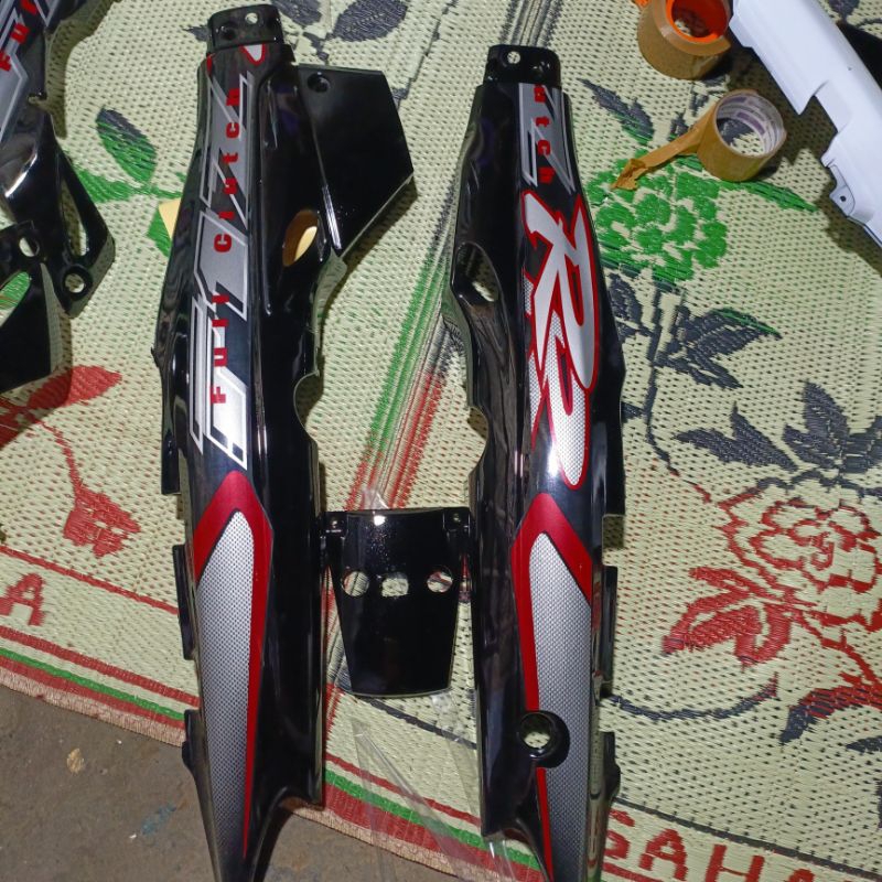 cover body belakang yamaha fizr hitam+bok aki