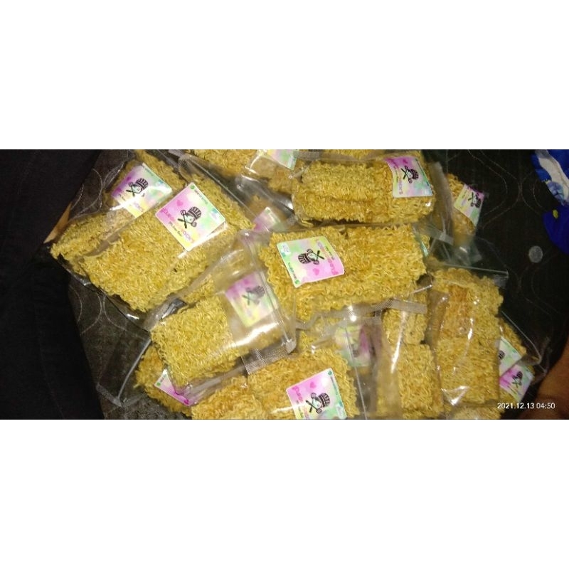 

Cemilan mie kremes pedas , krupuk seblak