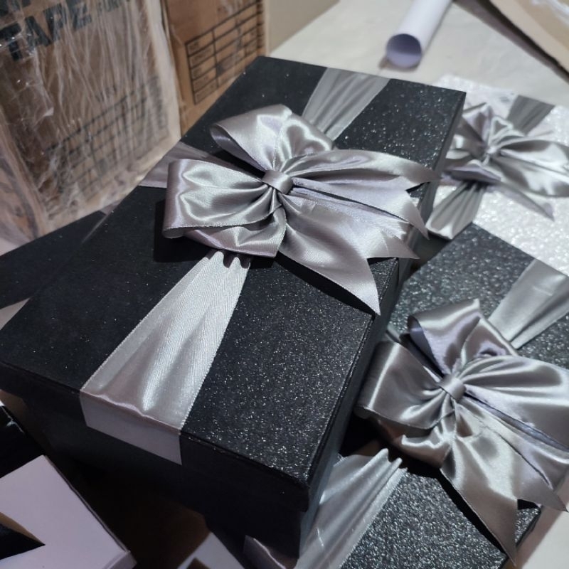 

Kotak Kado Hardbox Hampers Box Hitam Glitter Pita Abu Tua
