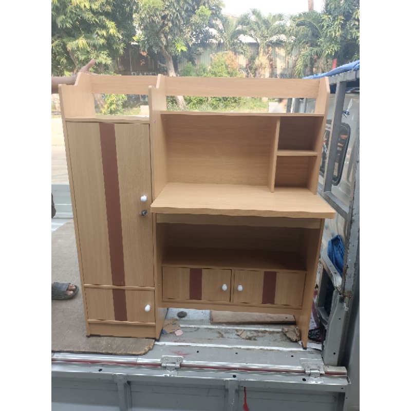 meja belajar anak minimalis warna coklat. lemari anak kunci ada 4 pintu