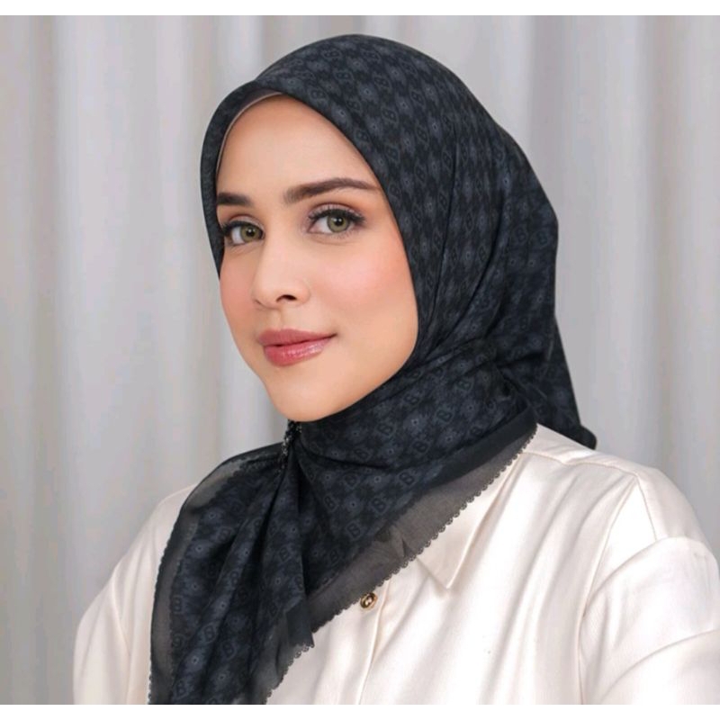 Jilbab Segi Empat Buttonscarves KW series IKAT lasercut titik tiga plat B hijab segiempat voal premi