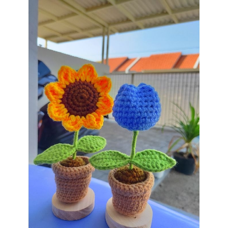 hiasan meja bunga rajut