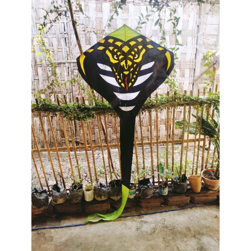 layangan kain motif ular cobra besar