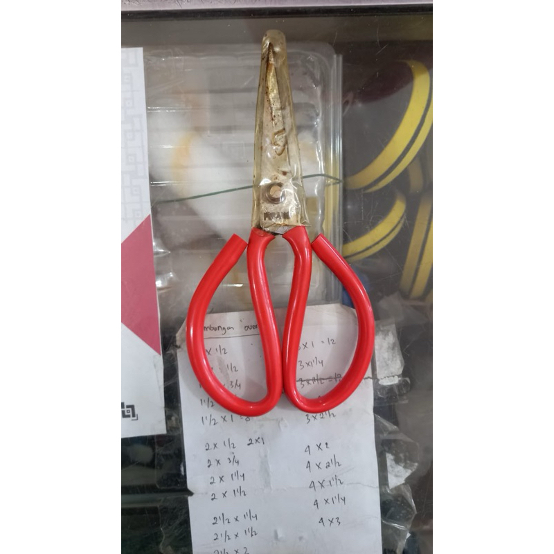 

GUNTING SERBAGUNA MERAH TAJAM