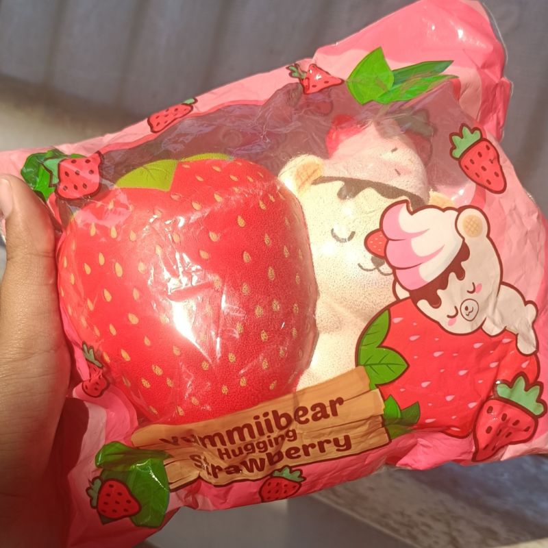 YUMMIBEAR HUGGING STRAWBERRY ( RARE )