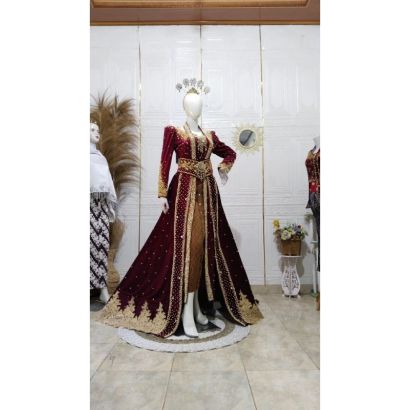 kebaya pengantin model bludru ekor lepas